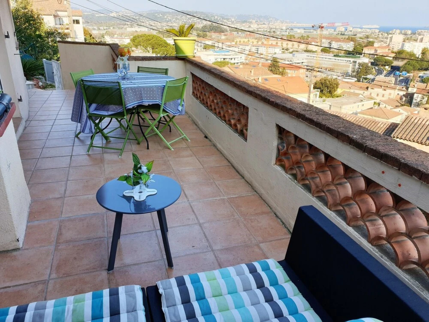 Beau 2 pièces - vue panoramique sur mer