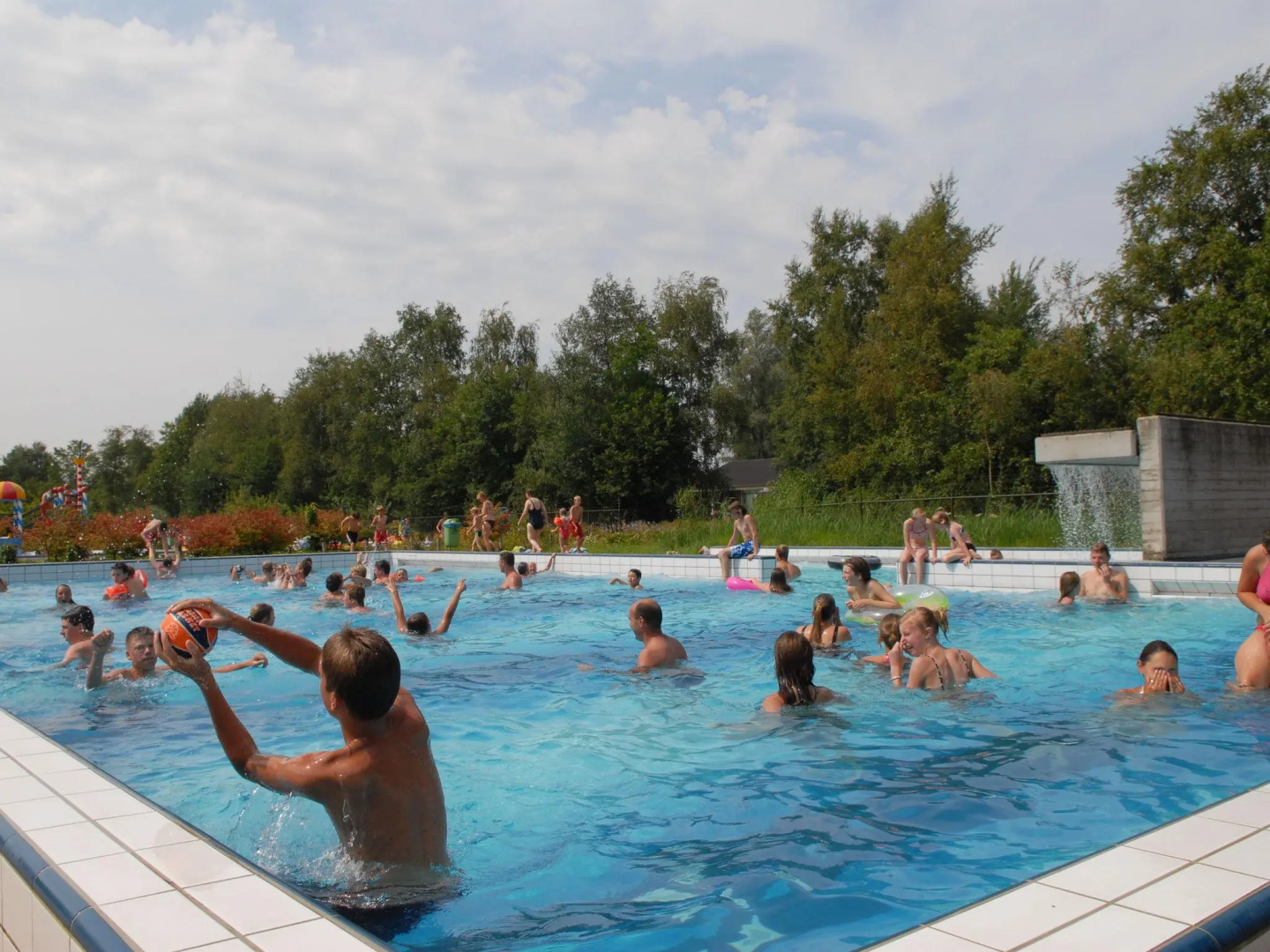 Comfortable bungalow with massage shower, within nature