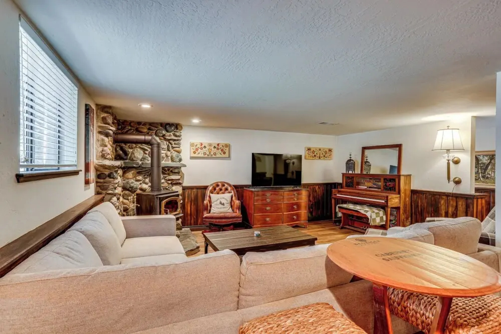 Spacious Retreat w/ Backyard: 1 Mi to Lake Almanor