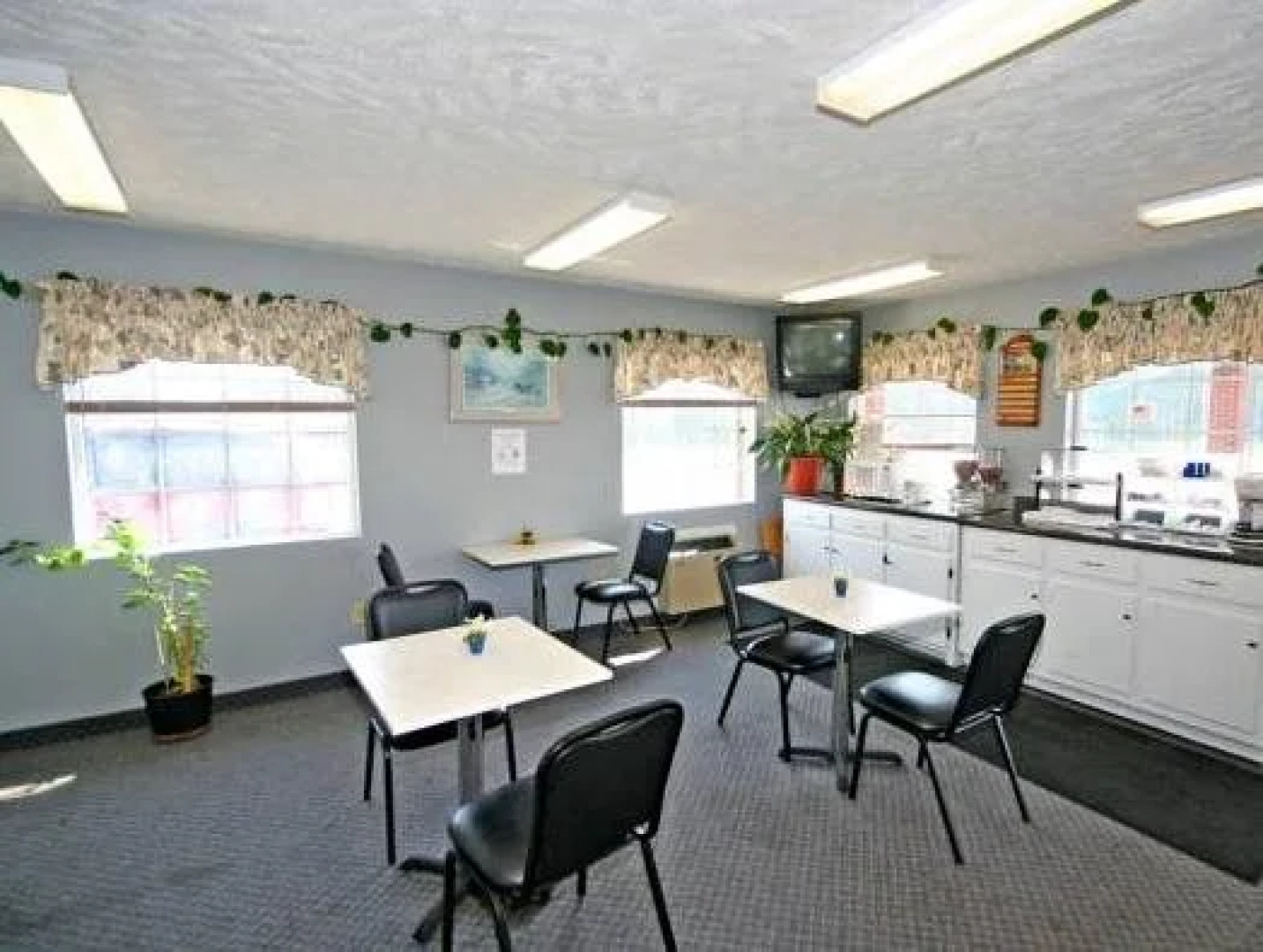 Surry Inn - Dobson - I-77 - Exit 93