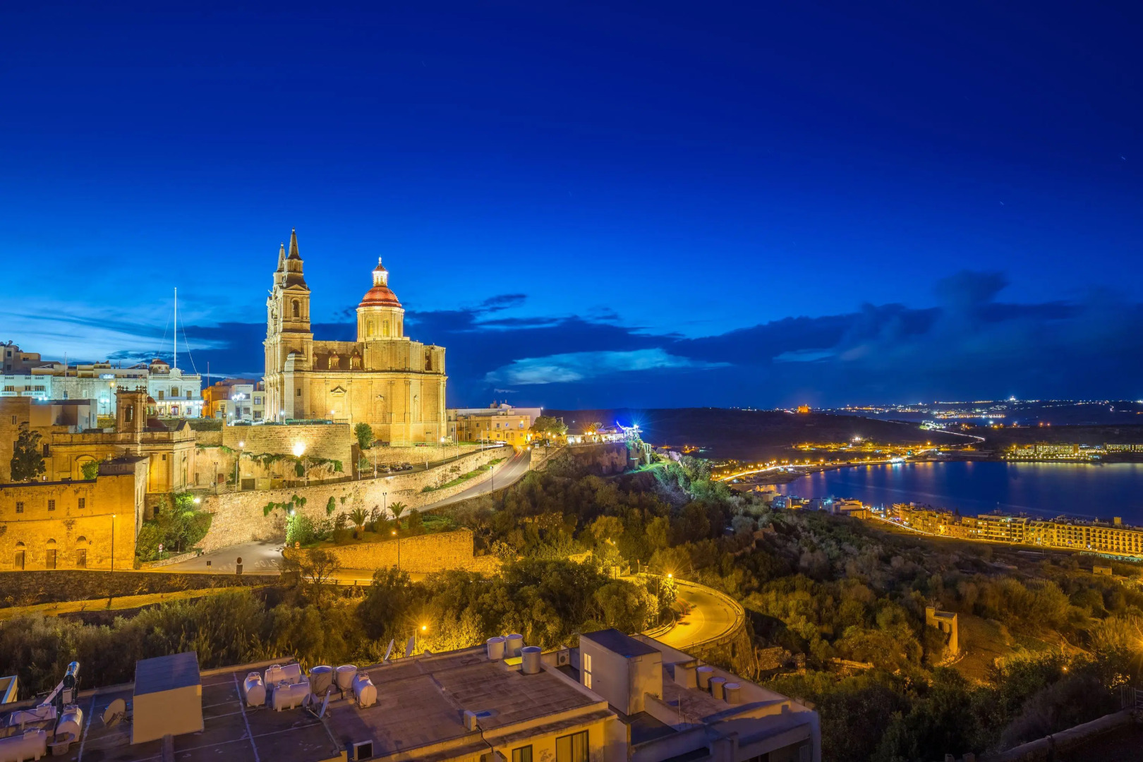 Pool and Sea, Penthouse Merill Apart 6
