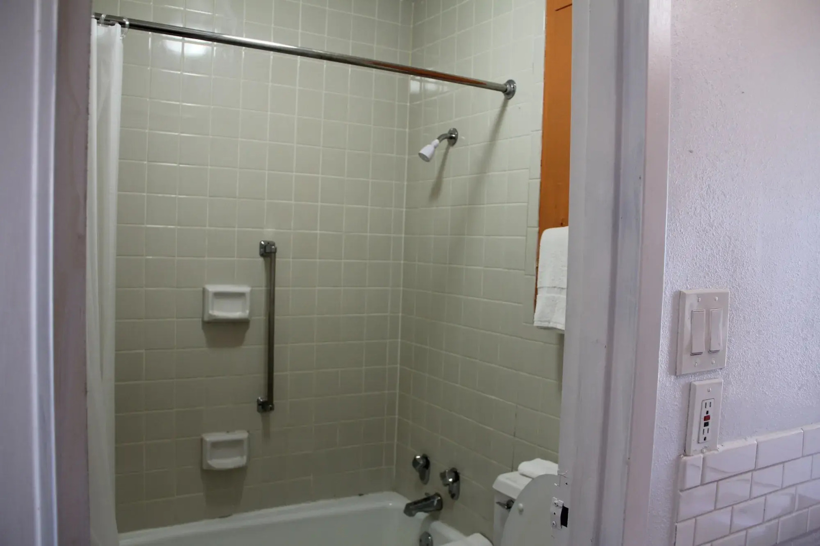 LoneStar Inn & Suites