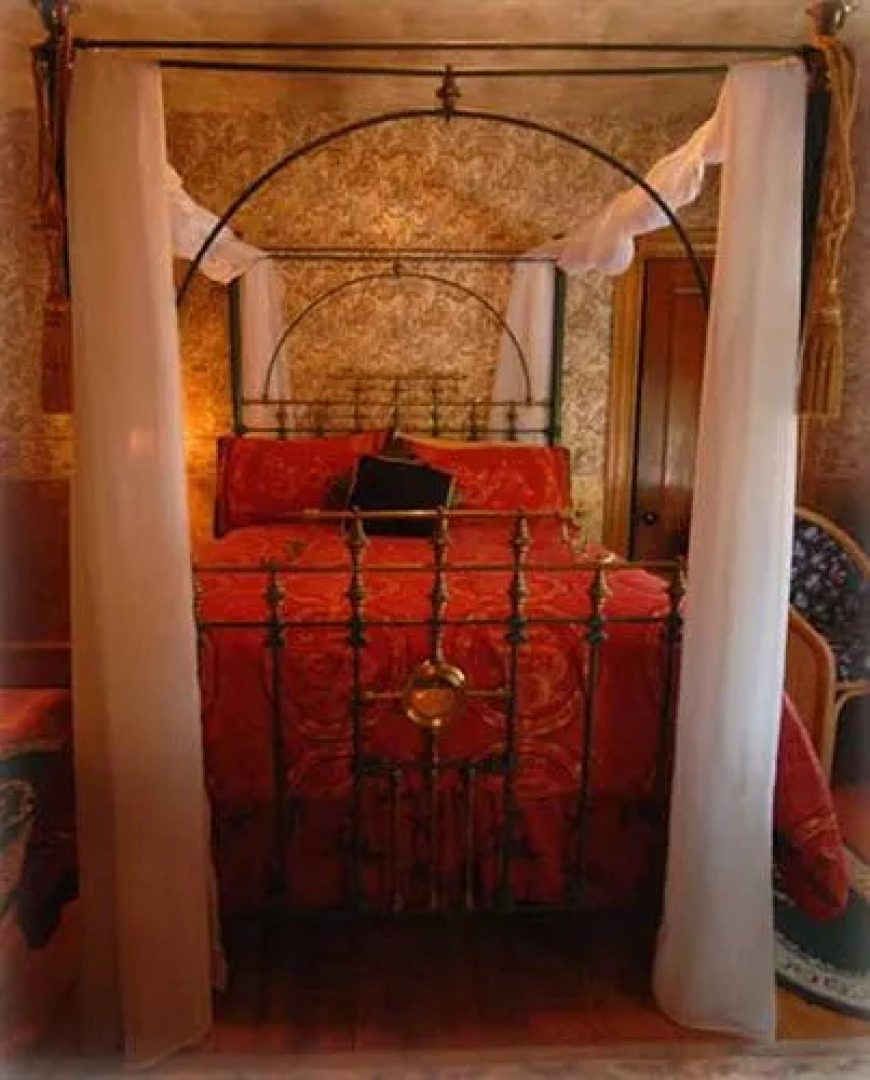 The Lion and The Rose Bed & Breakfast