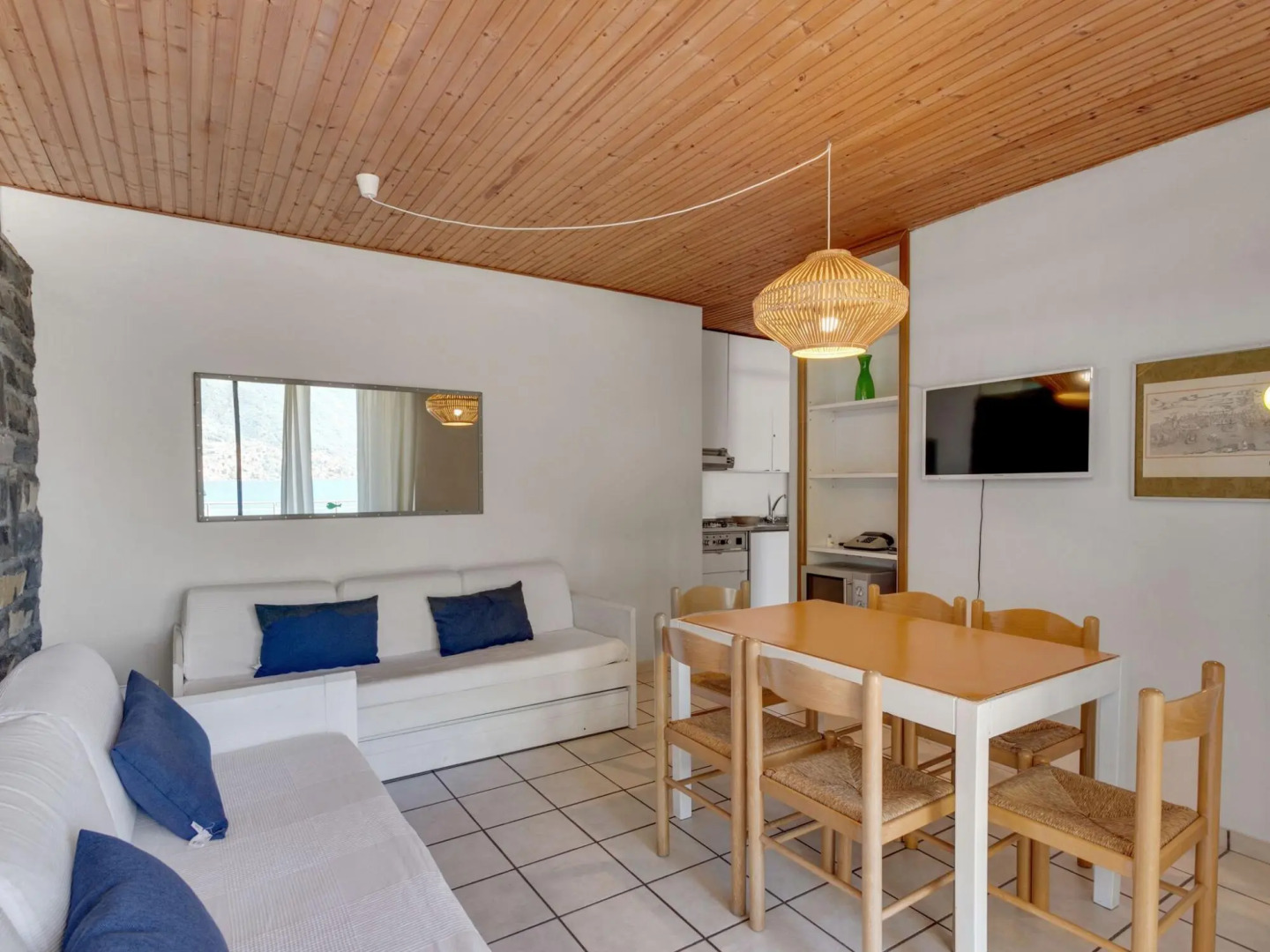 Spacious Apartment in Pognana Lario with Pool