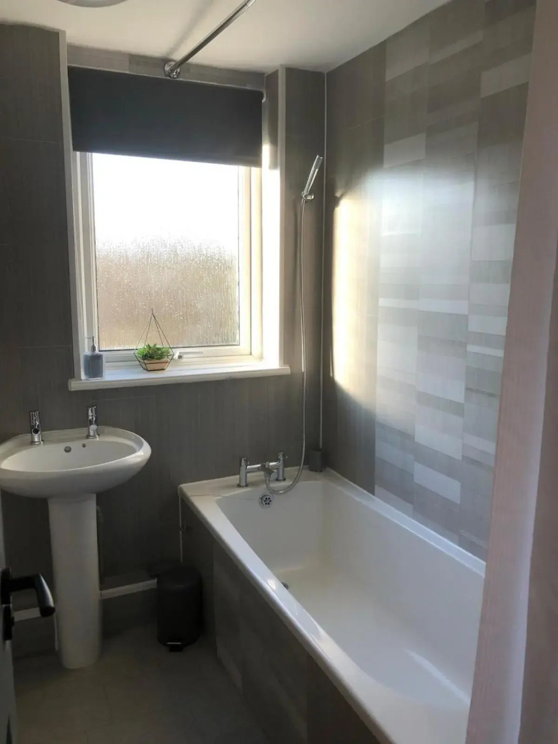 Rowan Place 5 Bedroom Off Street Parking Accommodation