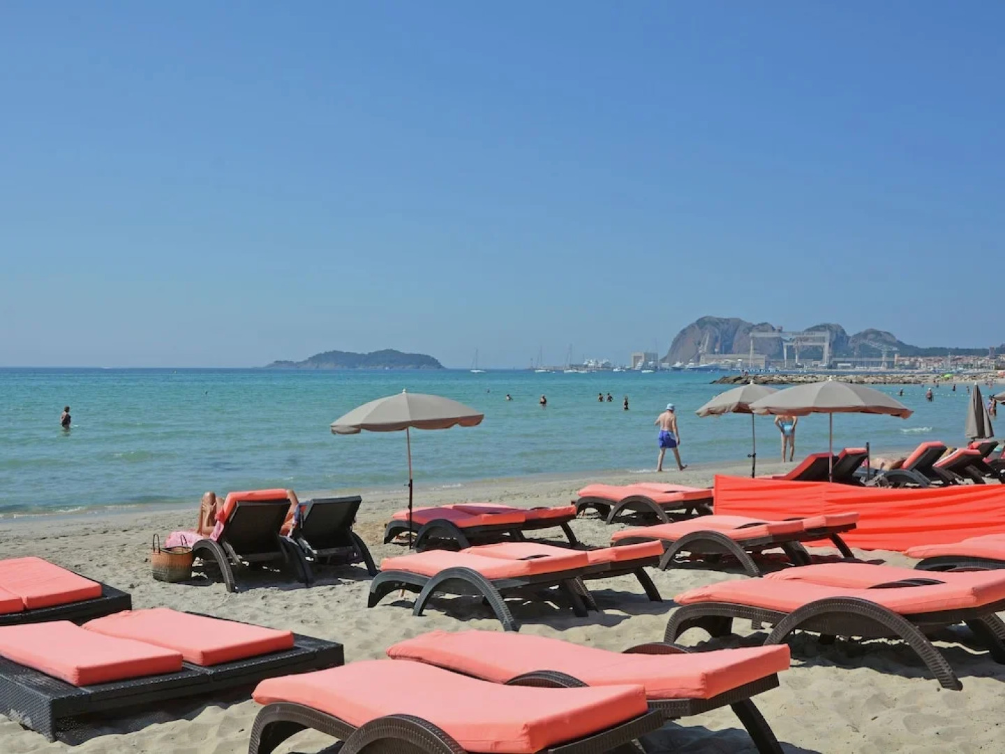 Cushy Villa in Vergèze With Fenced Garden, Terrace, Barbecue