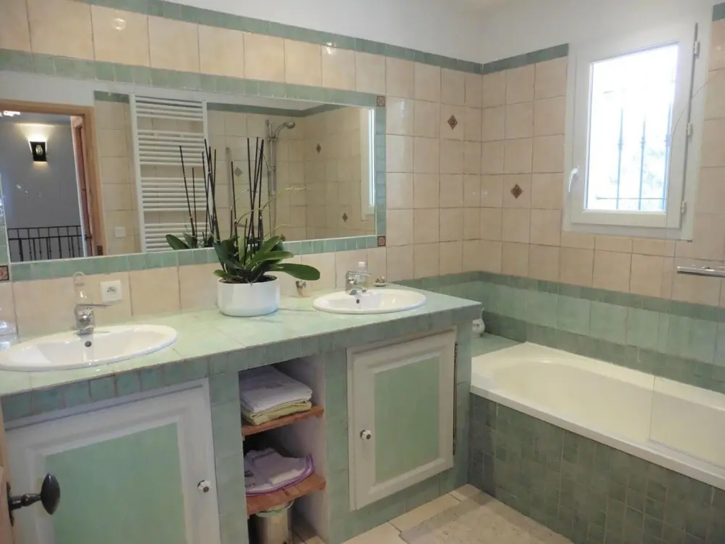 Pretty, Spacious Holiday Home With Private Pool