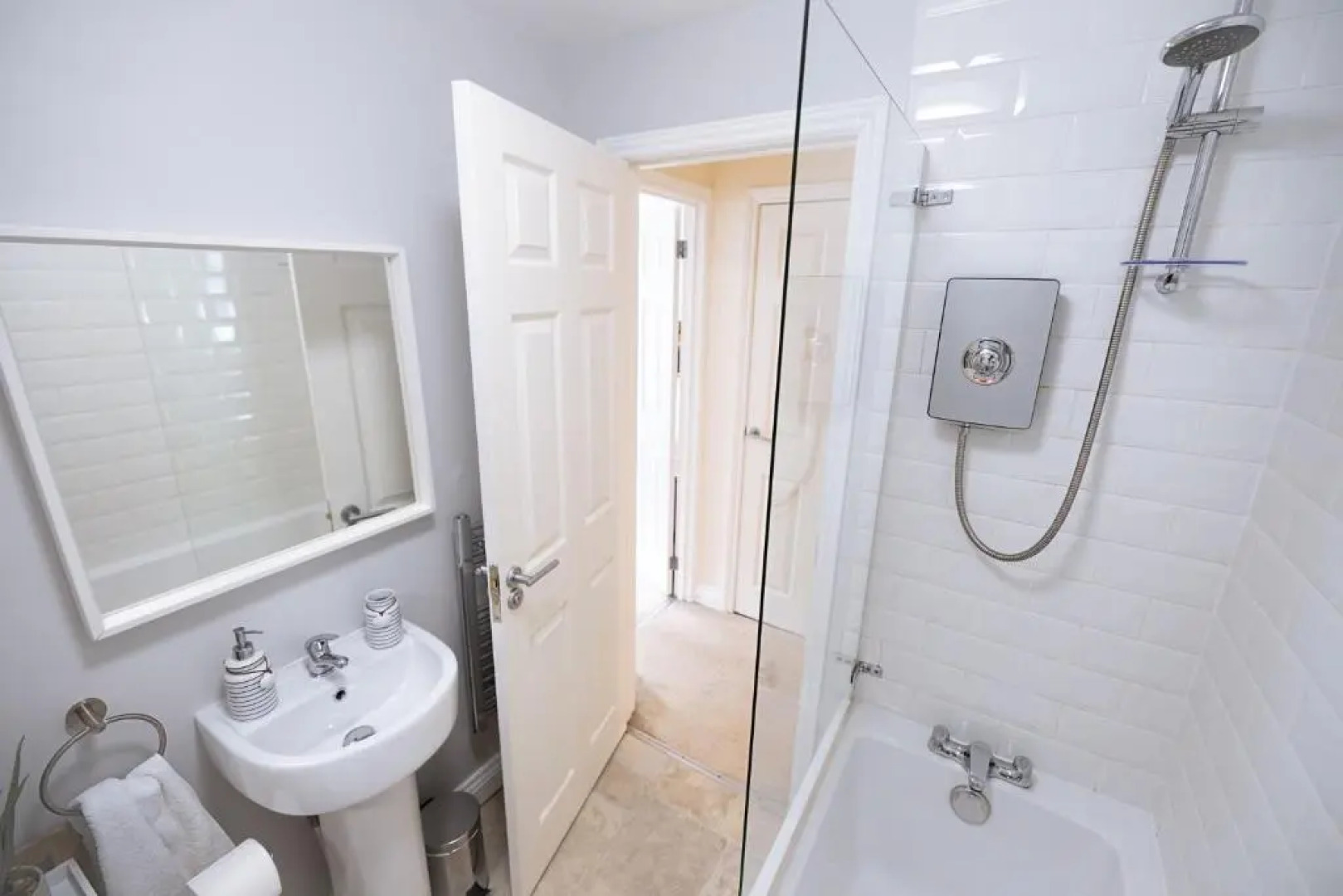 Stylish Brixham Apartment - Newly decorated - Free on street parking