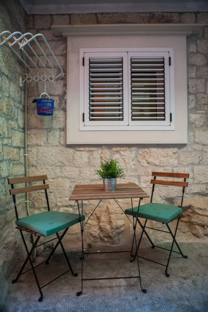 Studio Apartments Emotha