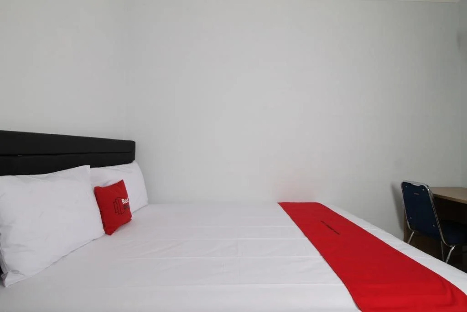 RedDoorz near Lippo Village 3