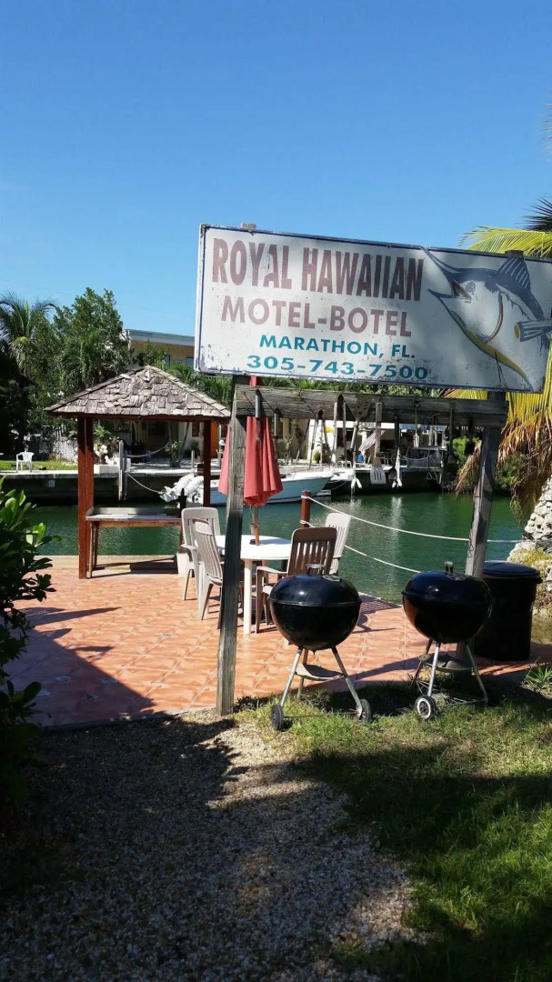 Royal Hawaiian Motel/Botel