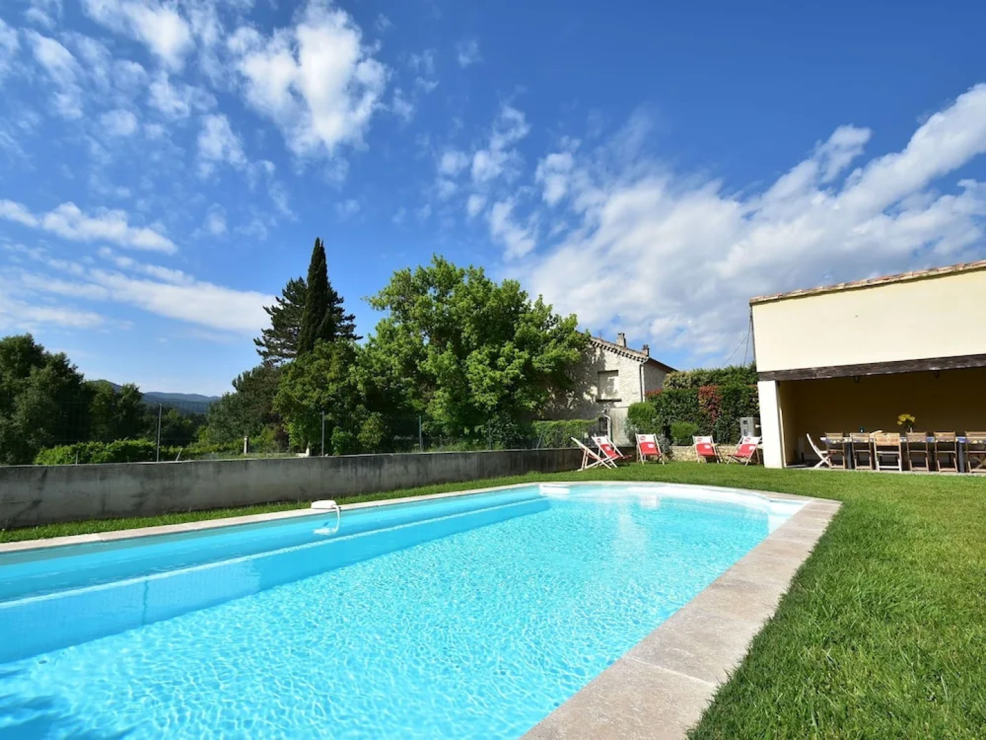 Spacious Villa in Vaison-la-Romaine with Swimming Pool