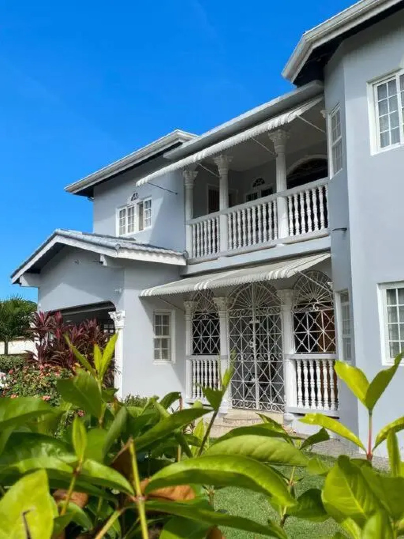 Runaway Bay 5 Bedroom Villa W/ a Large Pool. Gorgeous