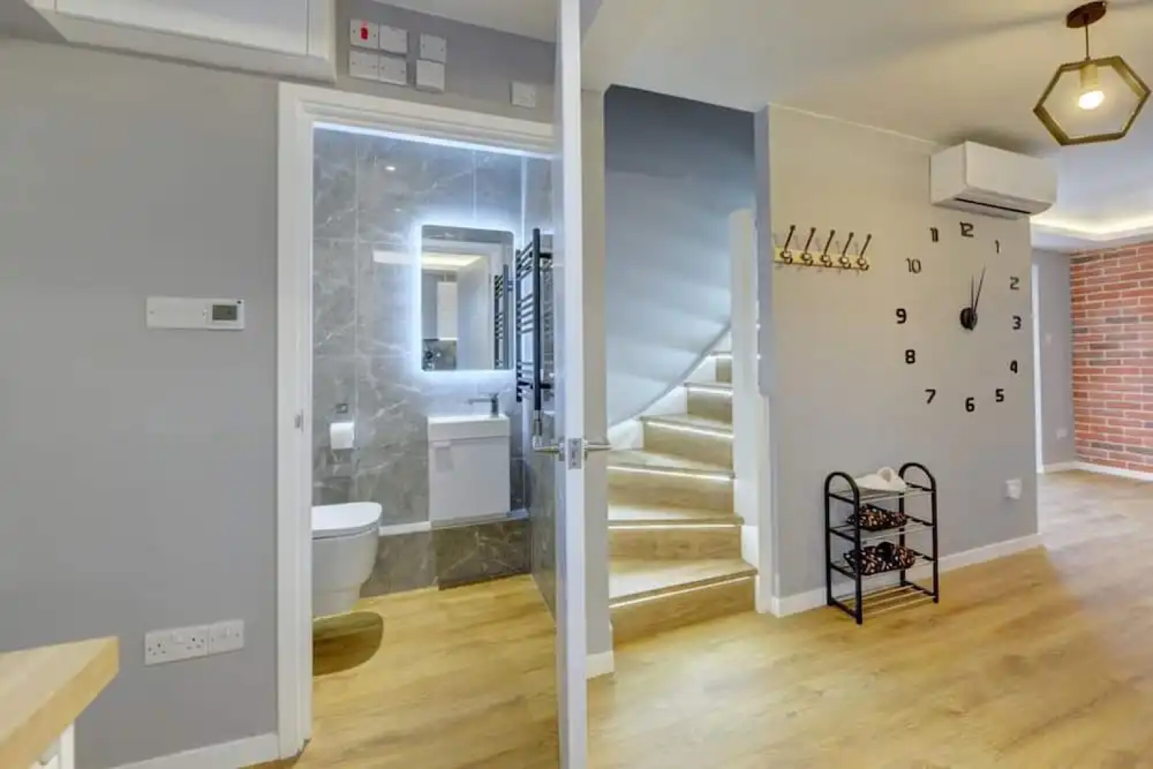 Stylish 2 bed House With Parking in Rugby