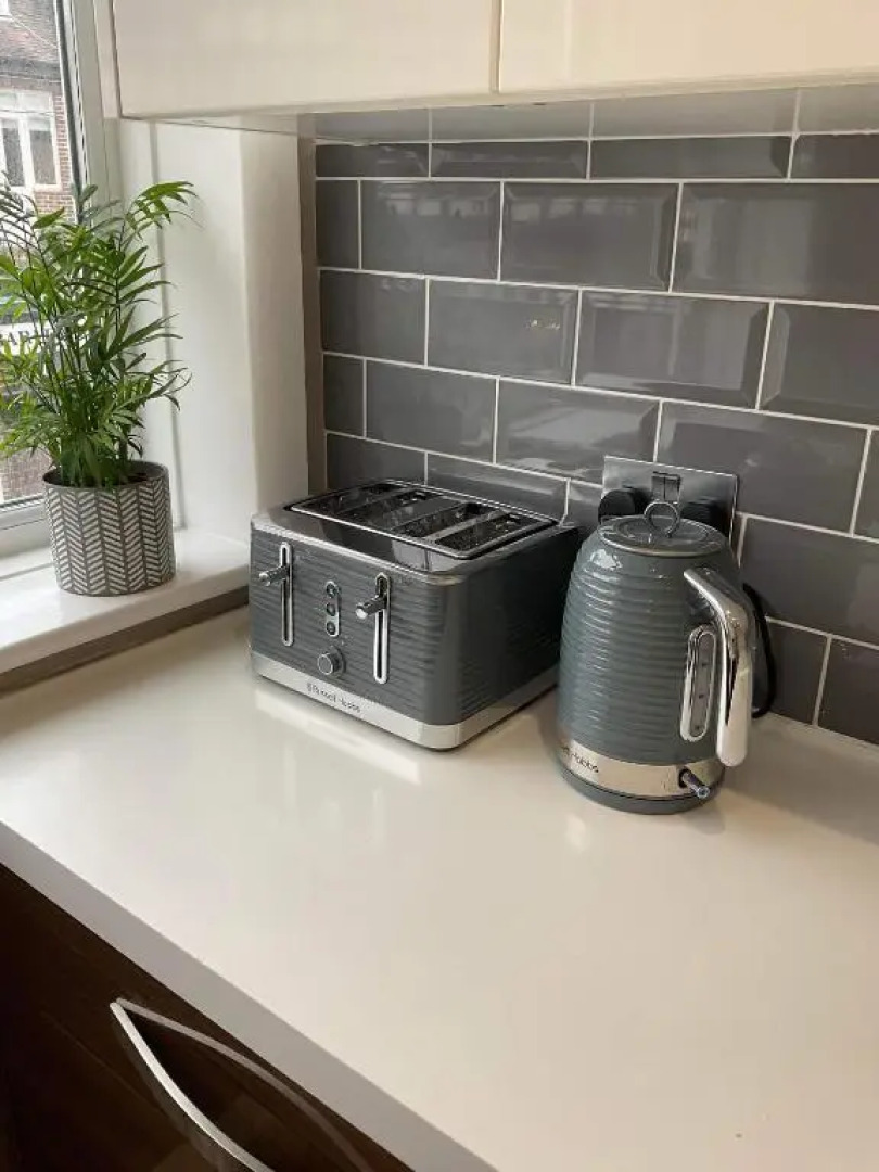 The Clock Tower Apartment - Large, Modern, 2 bed apartment, Southsea with Free parking - sleeps 4