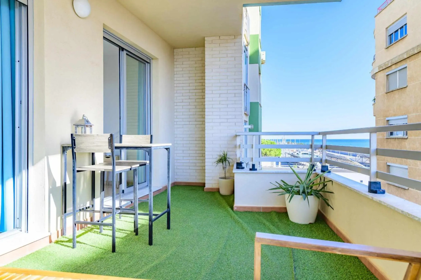 Apart Port Arenal con terraza y piscina