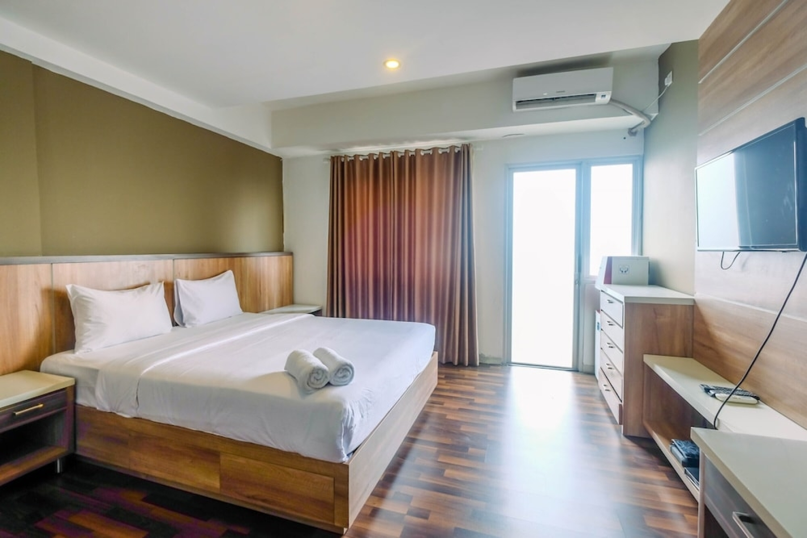 Modern and Cozy Studio Park View Condominium Apartment