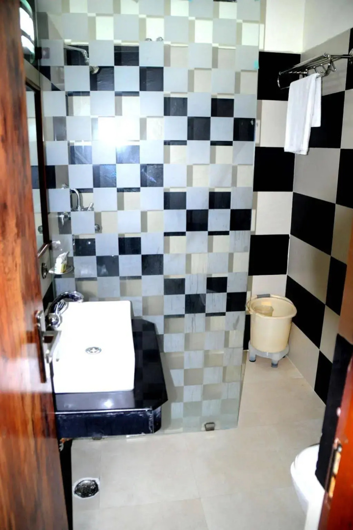 OYO 16006 Hotel Meedo's Grand