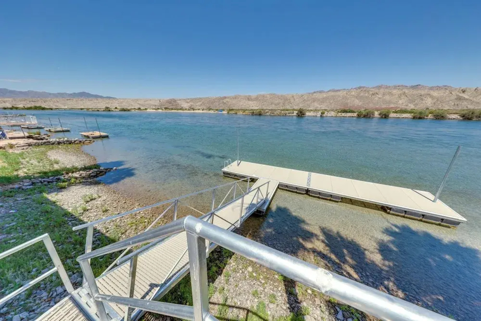 Colorado River Views: Waterfront Bullhead Home