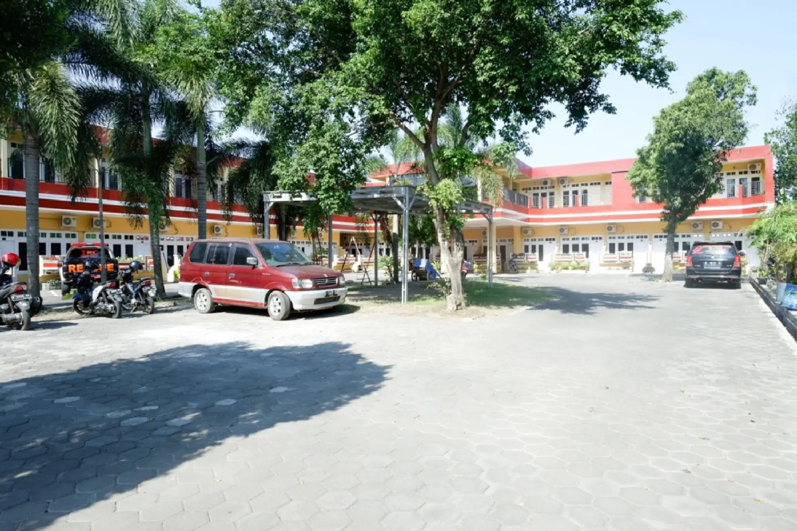 RedDoorz Plus near Stadion Wijaya Kusuma