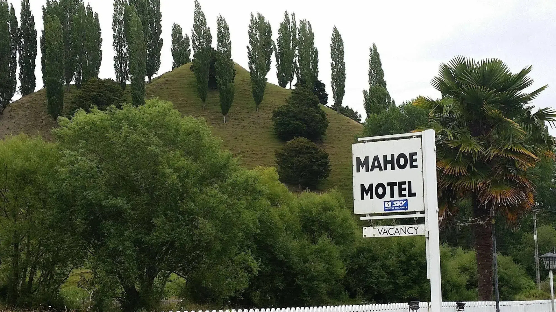 Mahoe Motel Bar n Grill