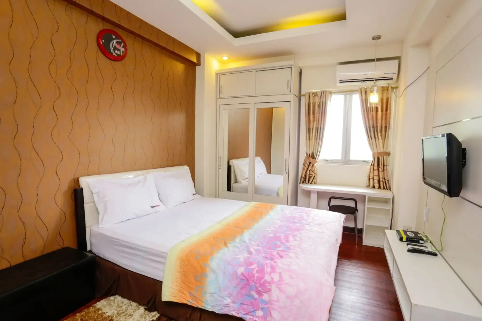 RedDoorz Apartment @ The Suites Metro Soekarno Hatta