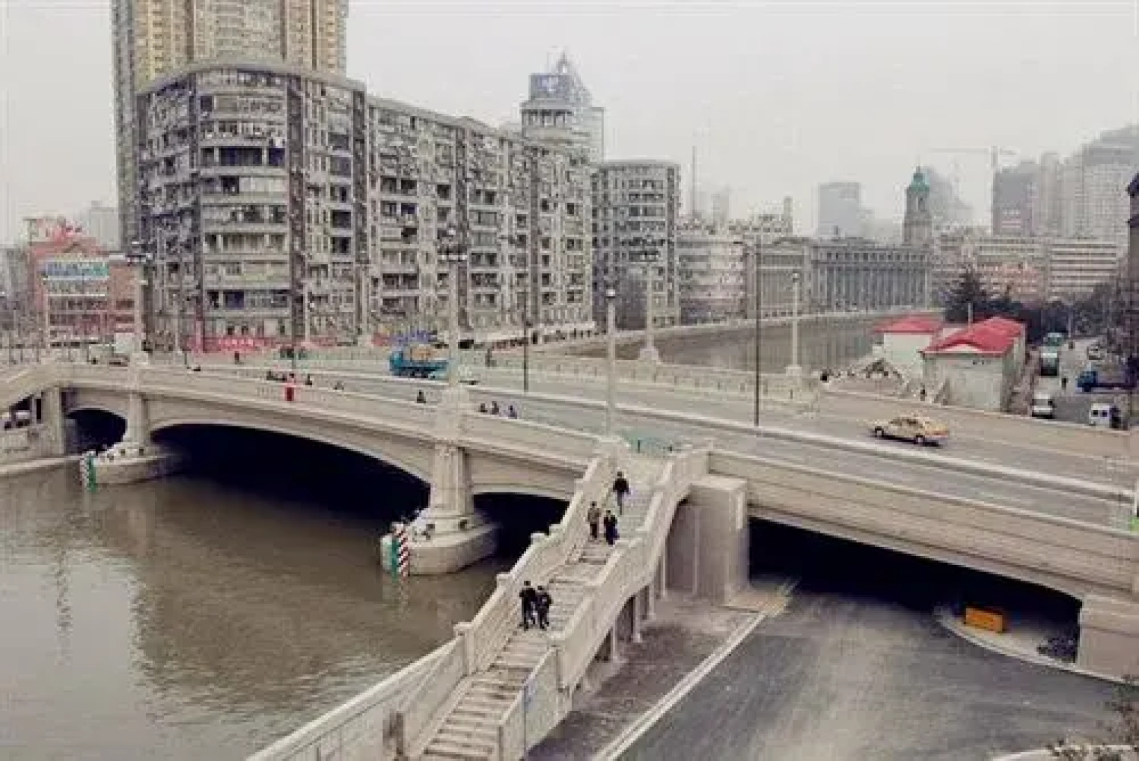 Shanghai Lakeside Holiday Inn Hotel