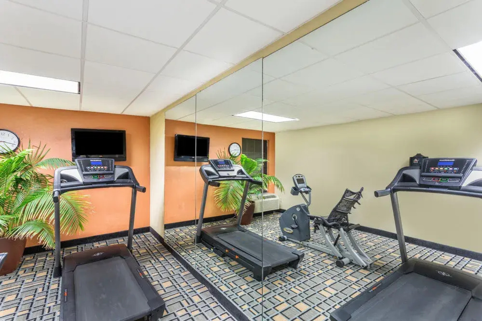 Days Inn & Suites South Boston