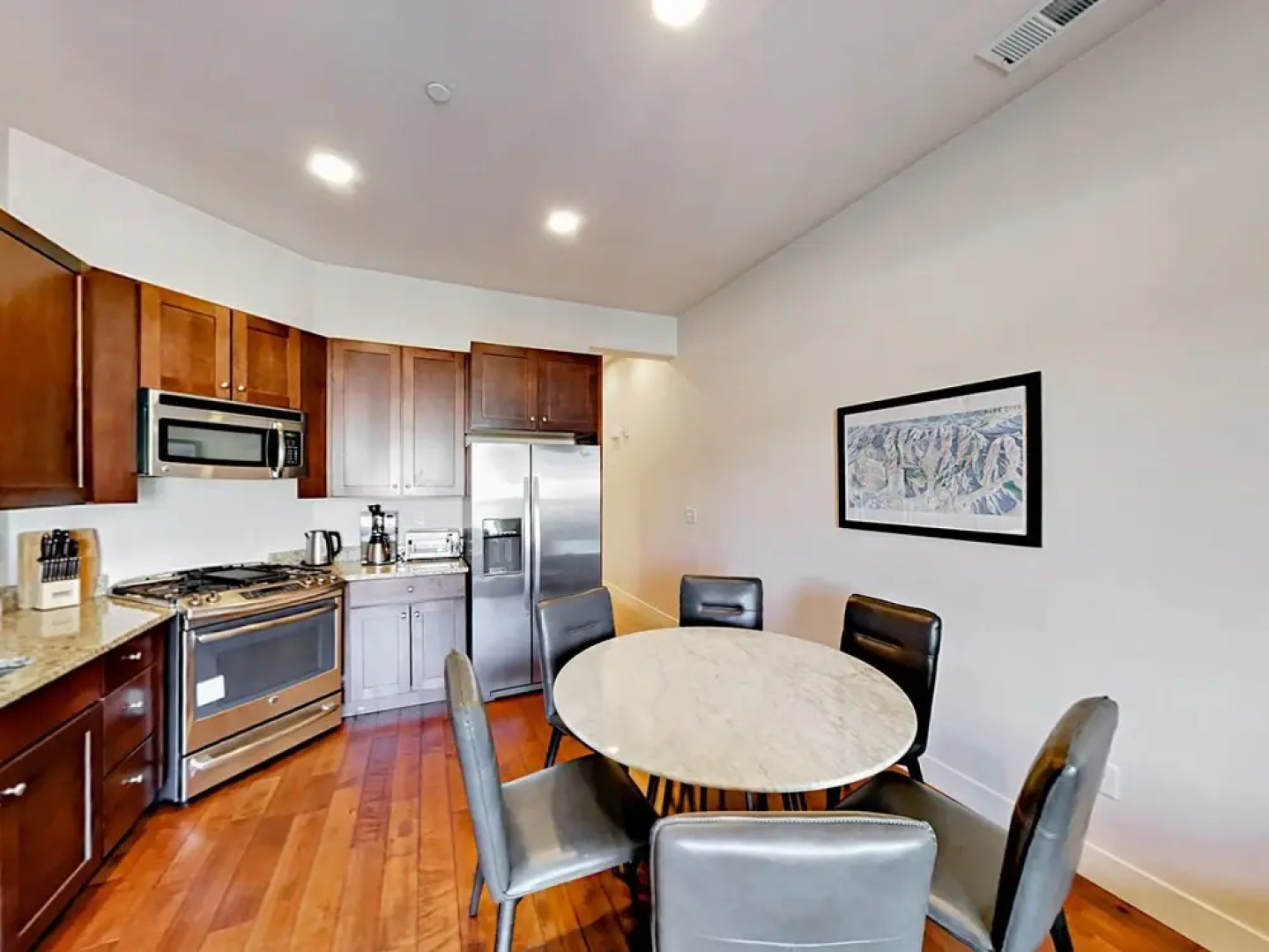 2BR Hot Tub Condo in Newpark by RedAwning