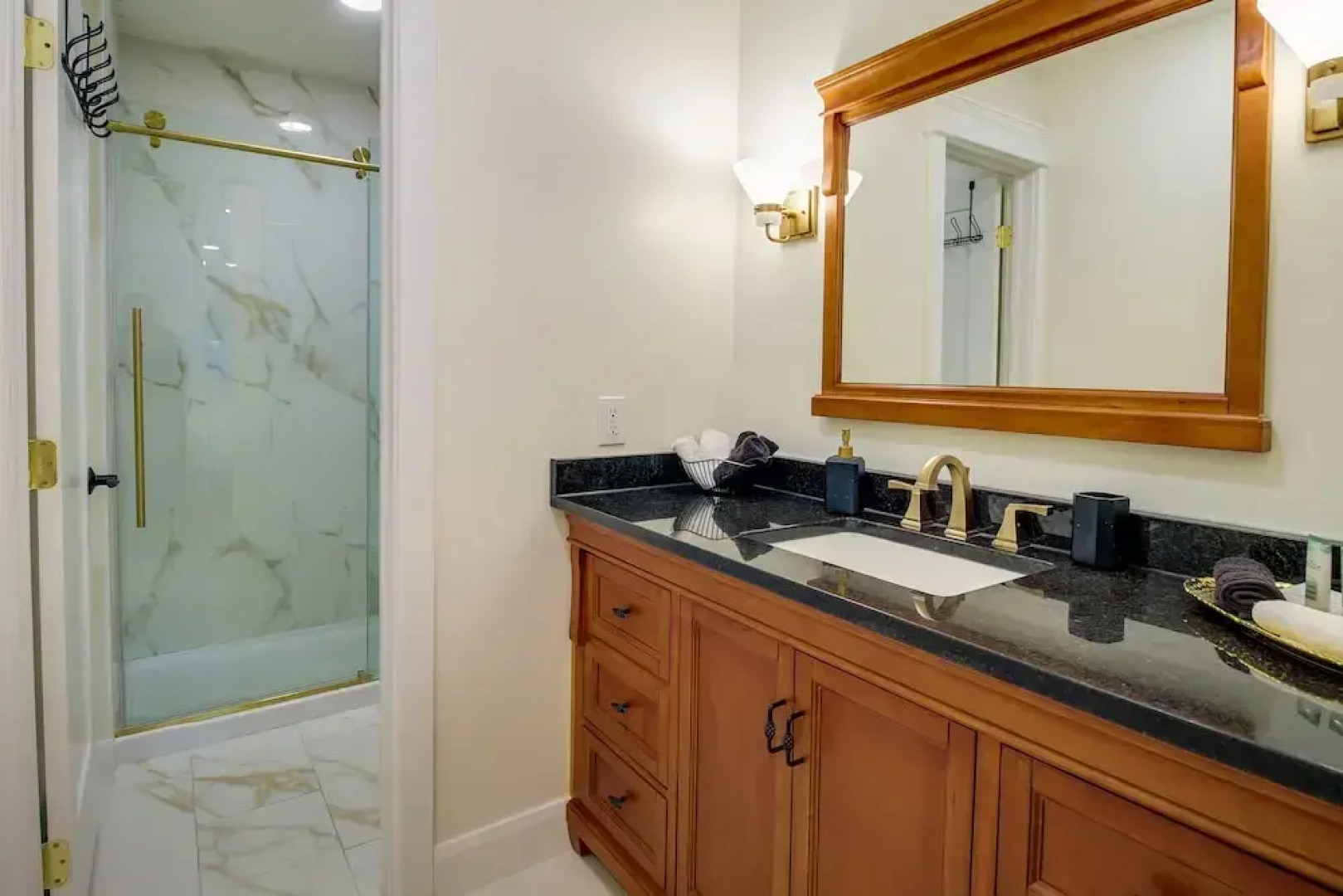 Chic Georgia Abode w/ Lounge Living: Near Beaches!