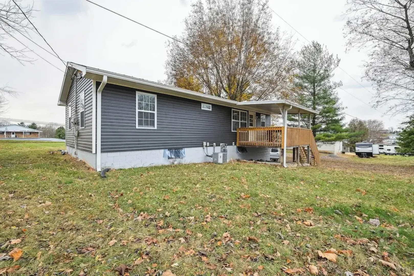 Vine Grove Home w/ Deck, 4 Mi to Saunders Springs!