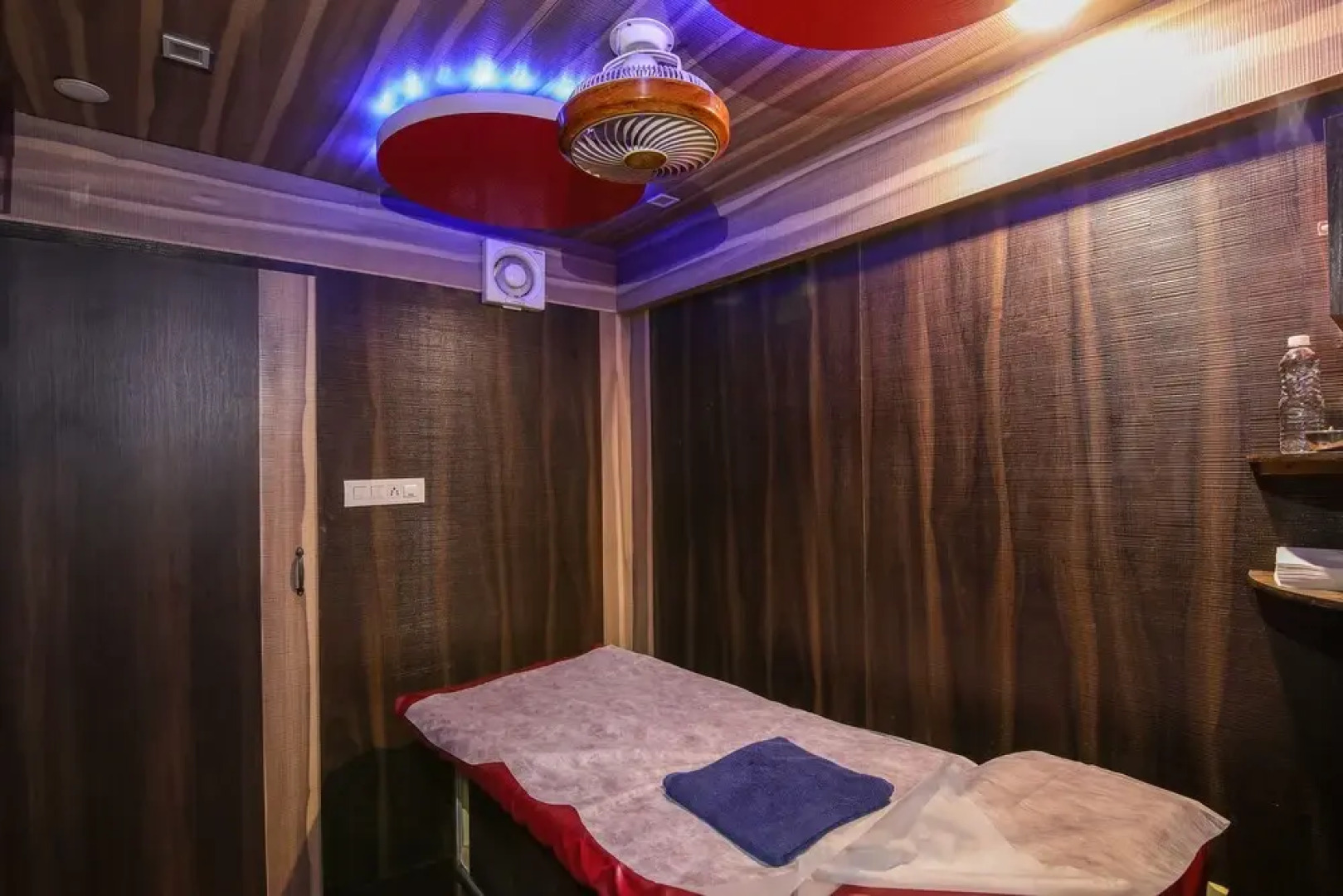 Capital O 18260 Hotel Crystal Park Inn