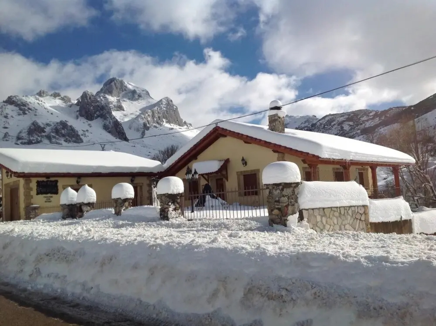 Rustic, 3-bedroom House in Villamanín With a Furnished Terrace, Garden