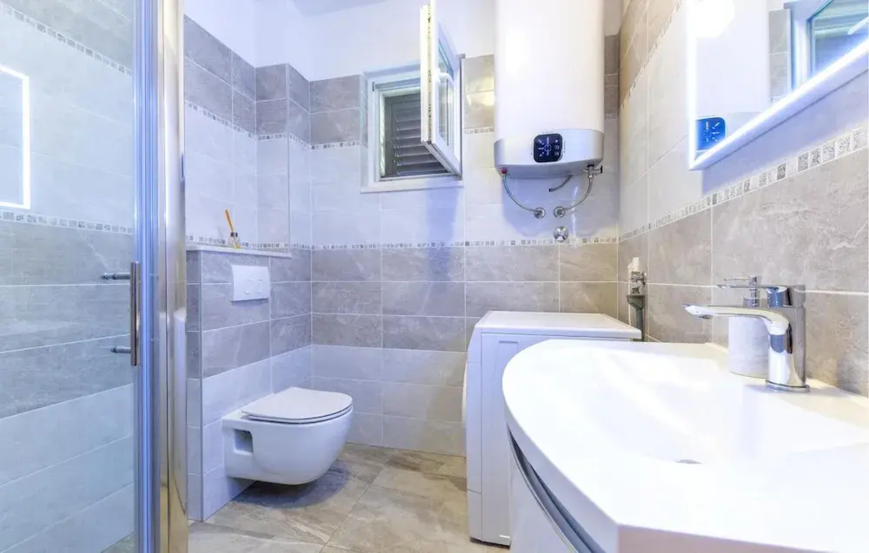 Stunning Home in Srinjine With Wifi and 4 Bedrooms