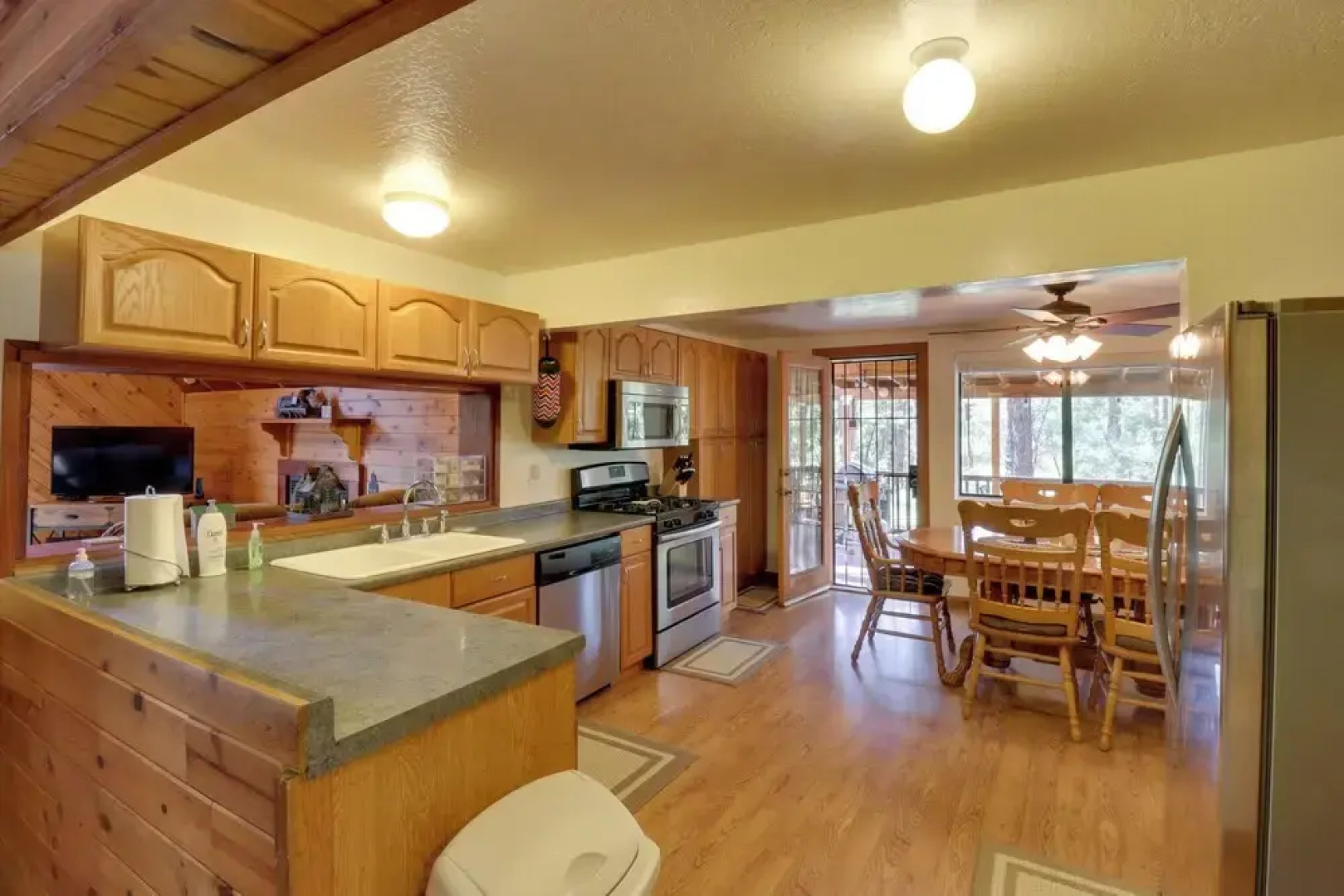 A-frame Pinetop Cabin < 6 Mi to Rainbow Lake!