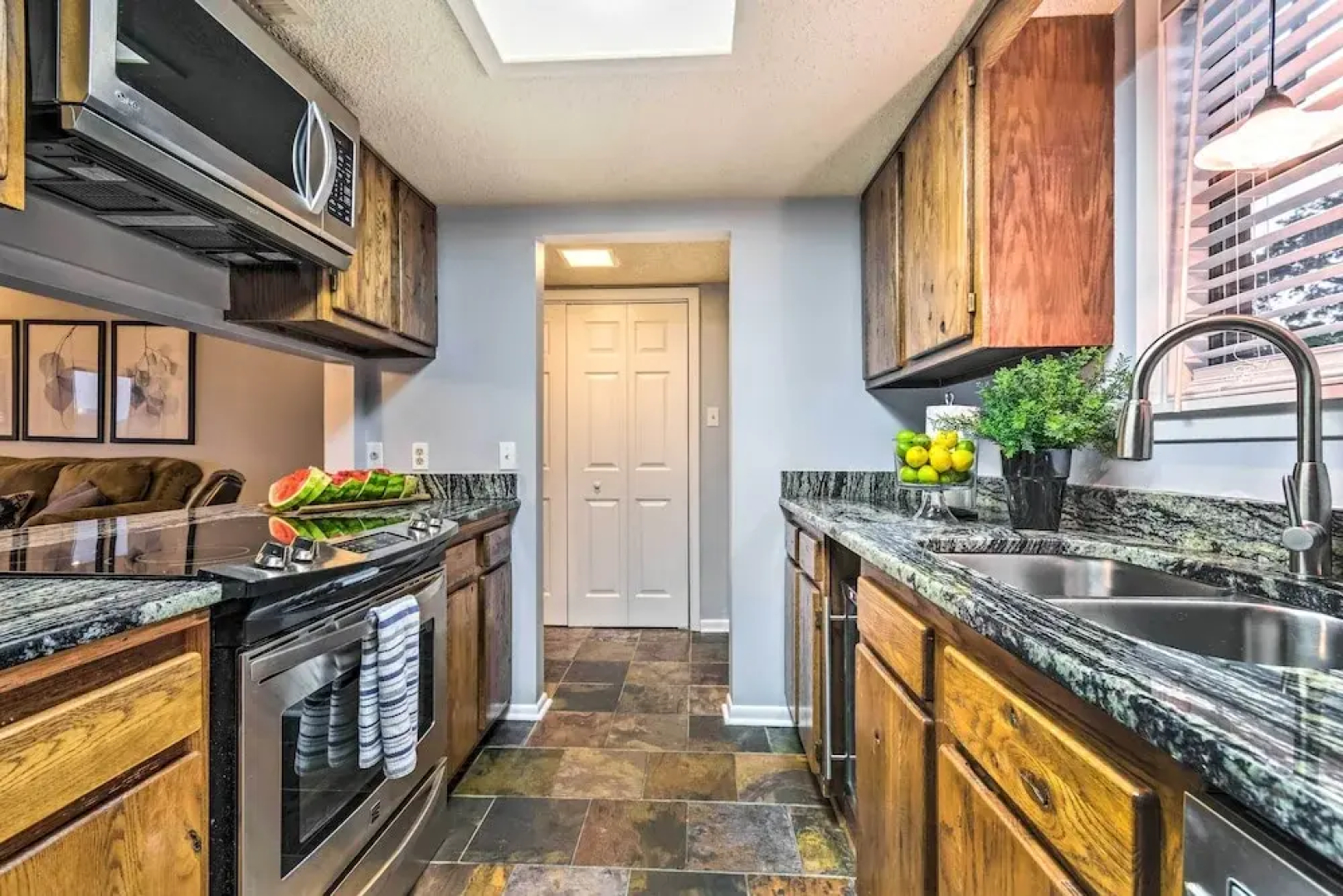 Sunset-view Resort Condo on Lake Hamilton!