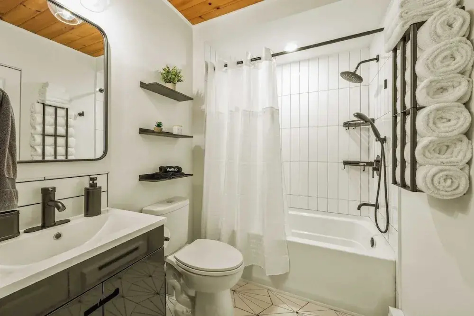 Hot Tub, Lake Access + Community Amenities Somerset Lodge by Avantstay