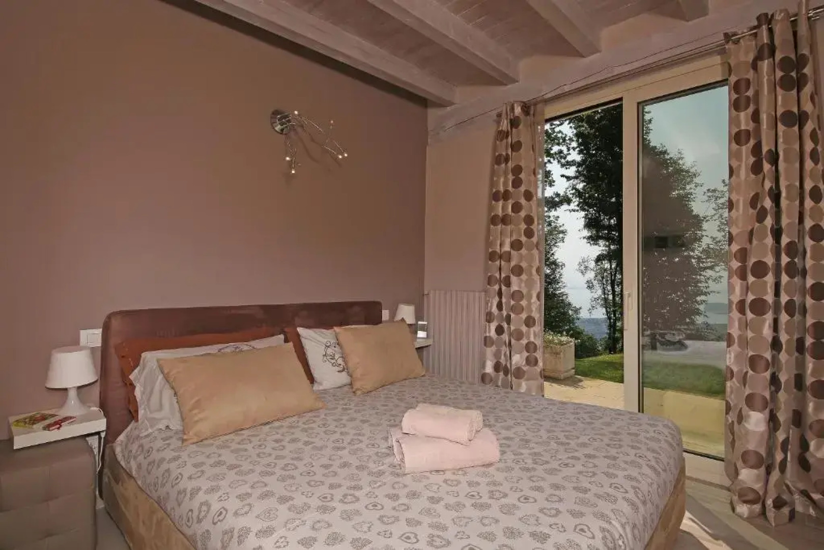 Villa Luna Stunning Modern Villa Shared Infinity Pool, Big garden, Fantastic lake view,AC,