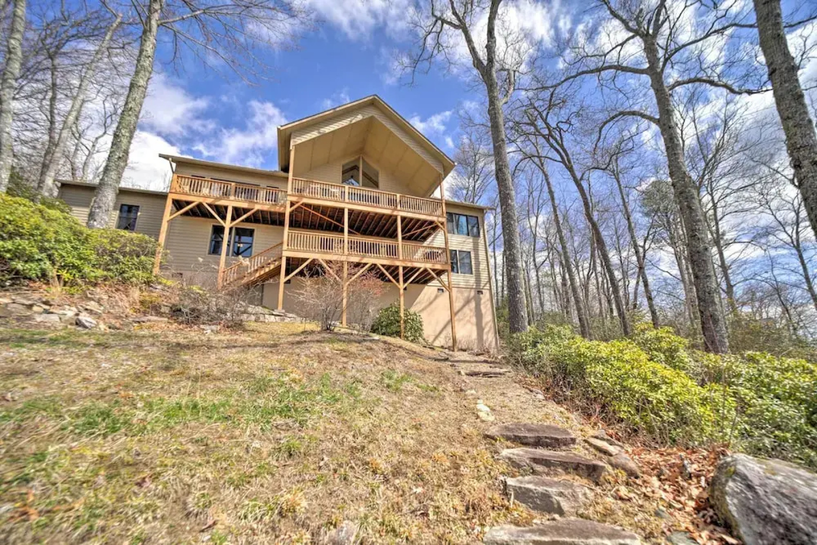 Sapphire Retreat w/ Views, Fire Pit, & Lake Access