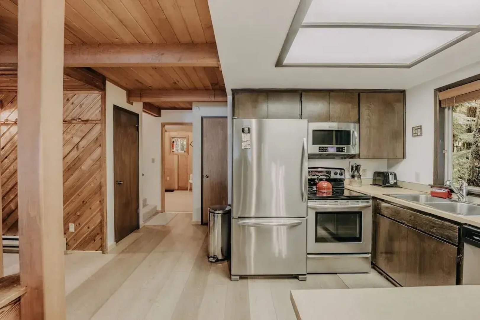 35sl - Air Conditioning - Pets Ok - Fireplace - Sleeps 6 3 Bedroom Home by RedAwning