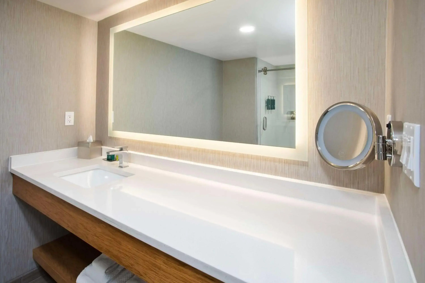 DoubleTree by Hilton Lansing