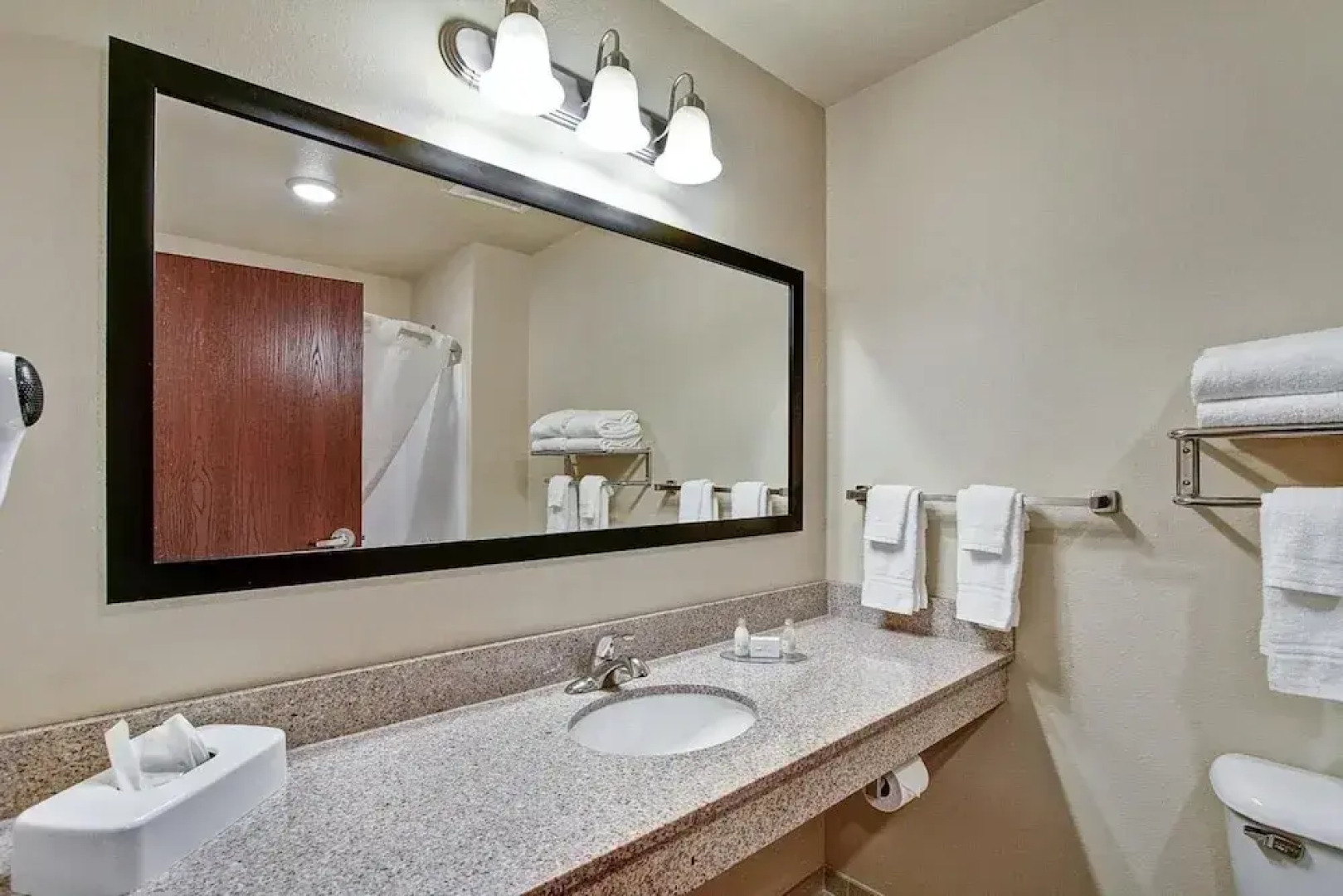 Castle Rock Inn & Suites