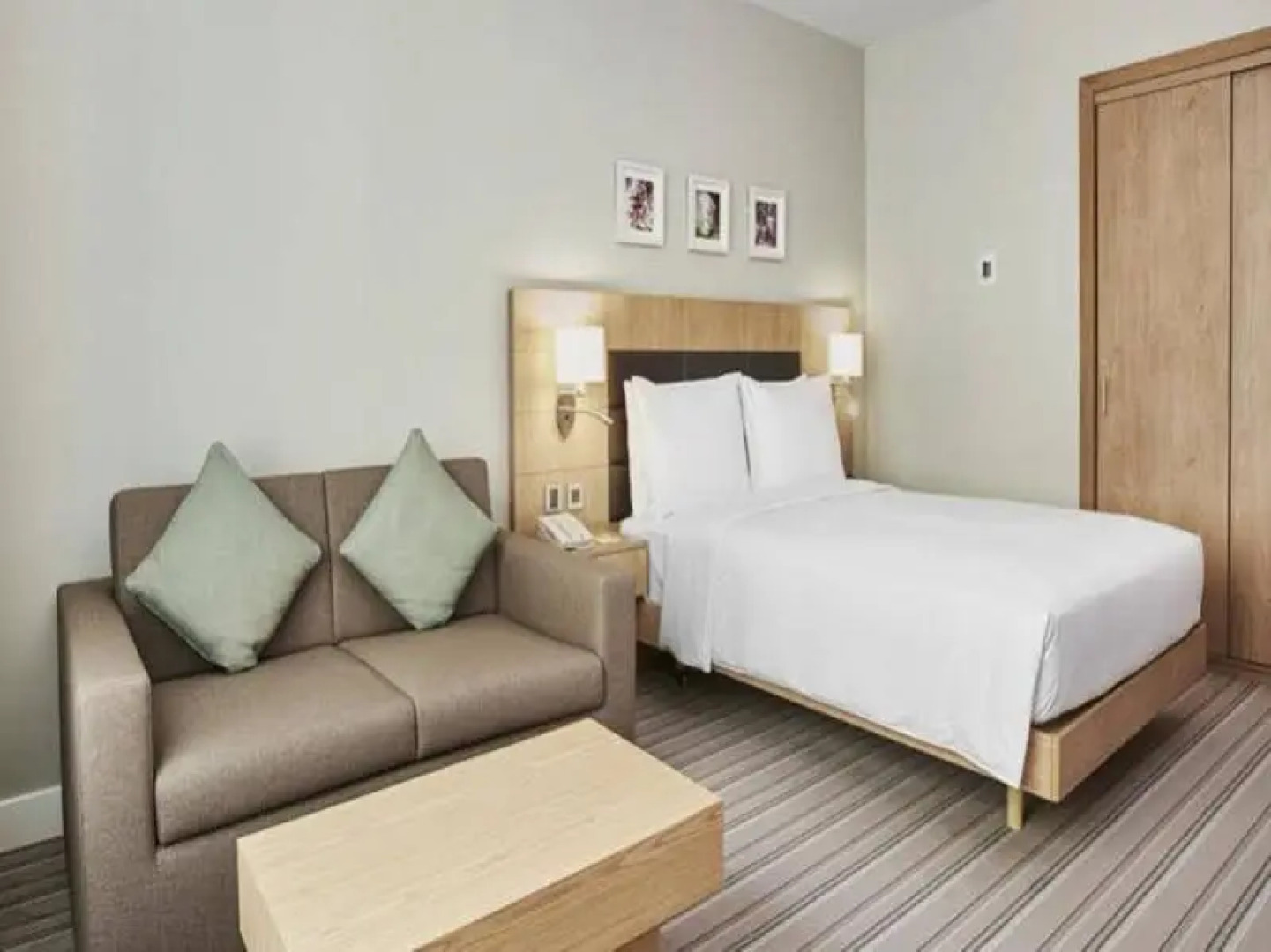 Hilton Garden Inn Dubai, Mall Avenue
