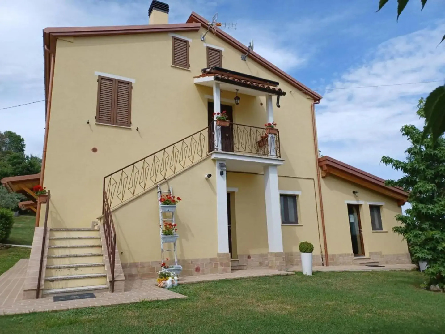 Majestic holiday home in Montefalcone Appennino with garden