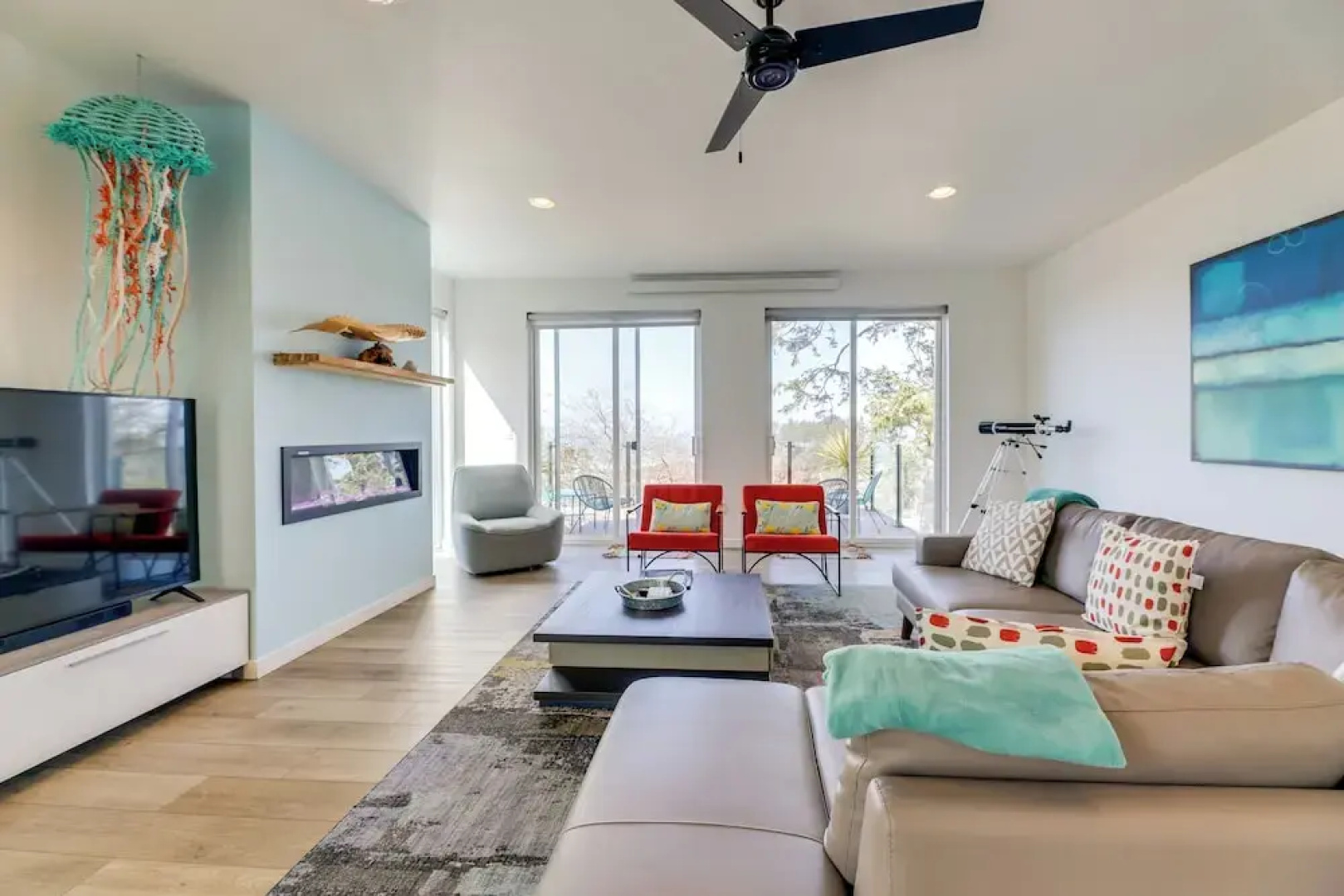Scenic Depoe Bay Townhome w/ Deck < 1 Mi to Parks!