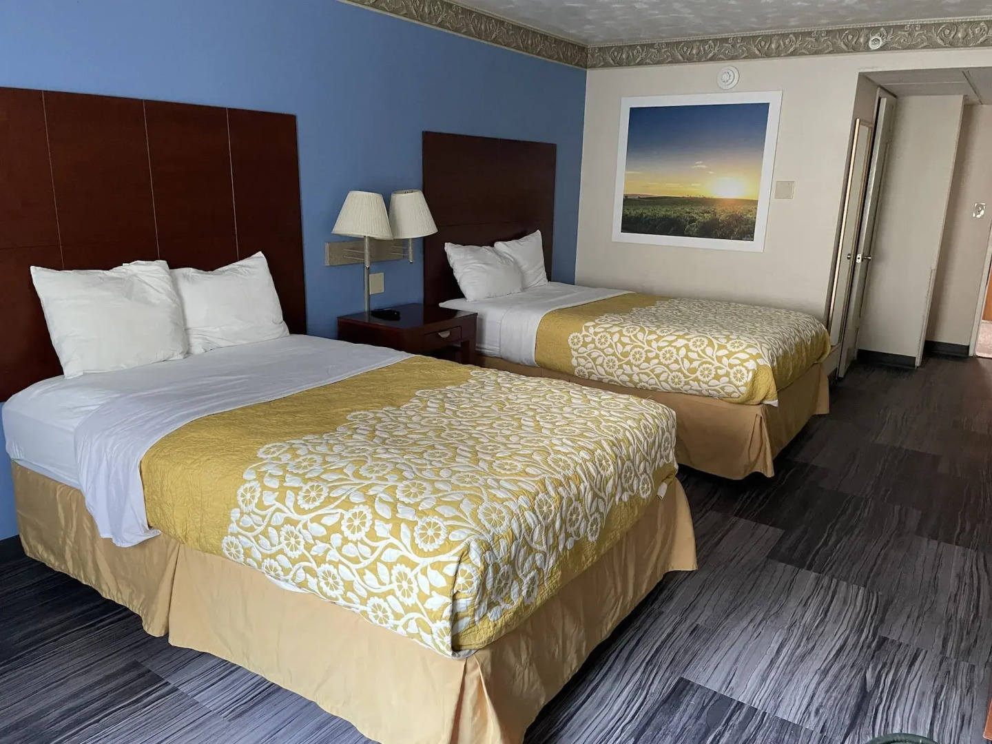 The Royal Inn & Suites