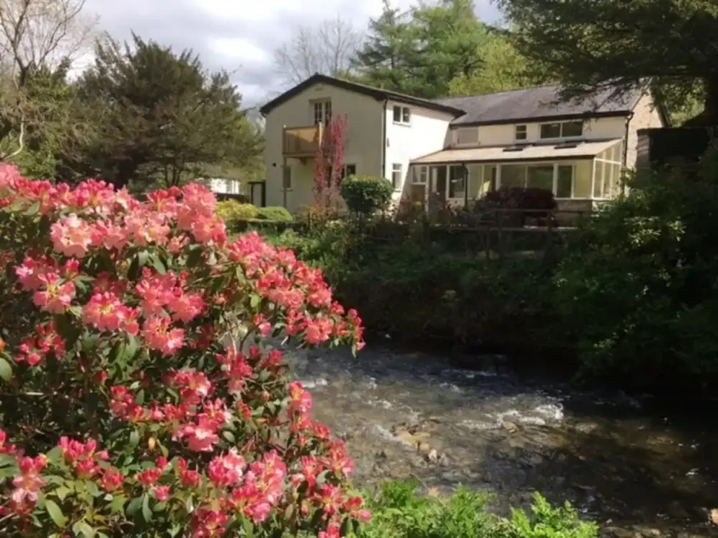 4-bedroom Riverside House With Garden Near Denbigh