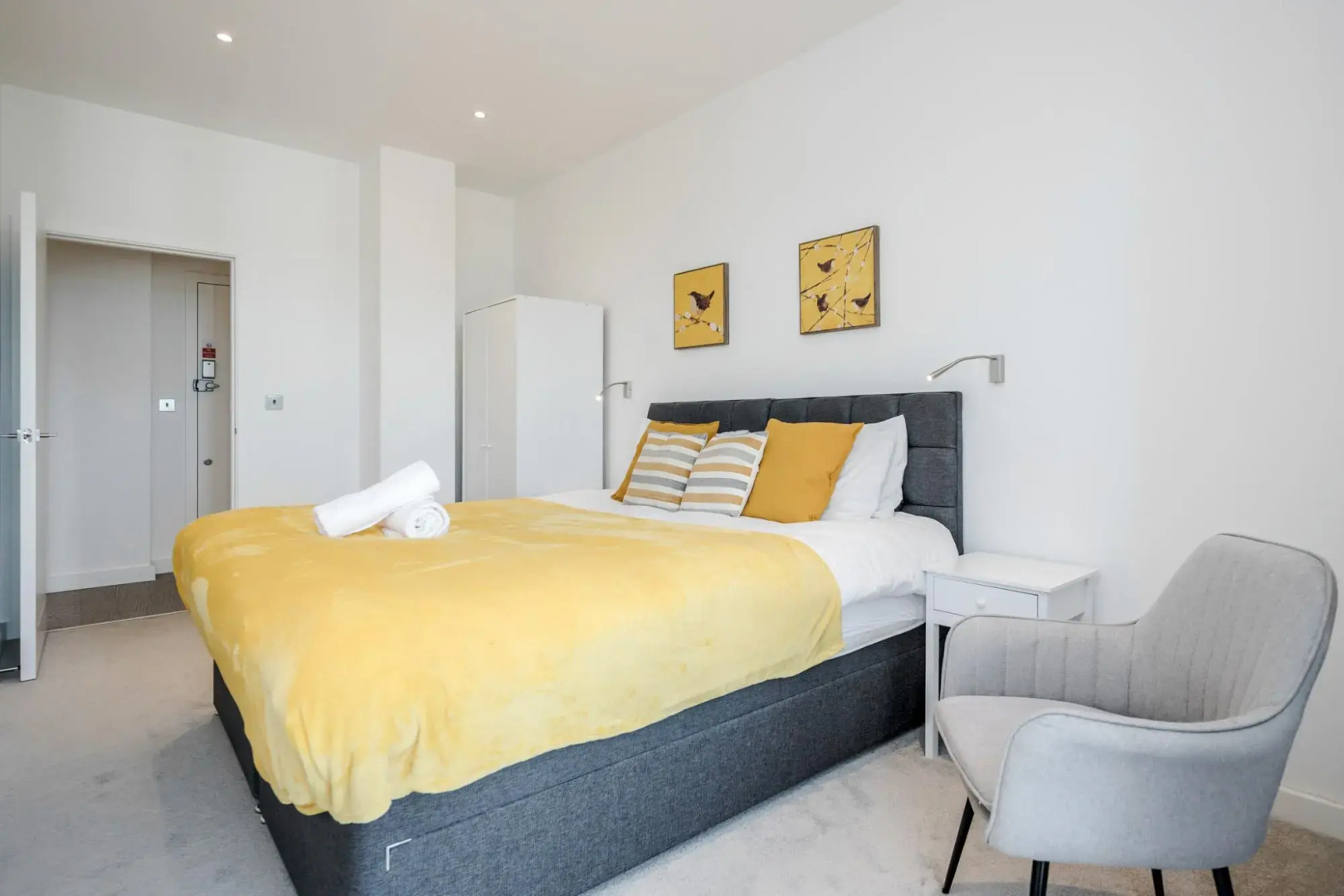 2 Bedroom Top Floor Grosvenor's Luxury Apartment - 5 mins Walk to the Station, Free WiFi