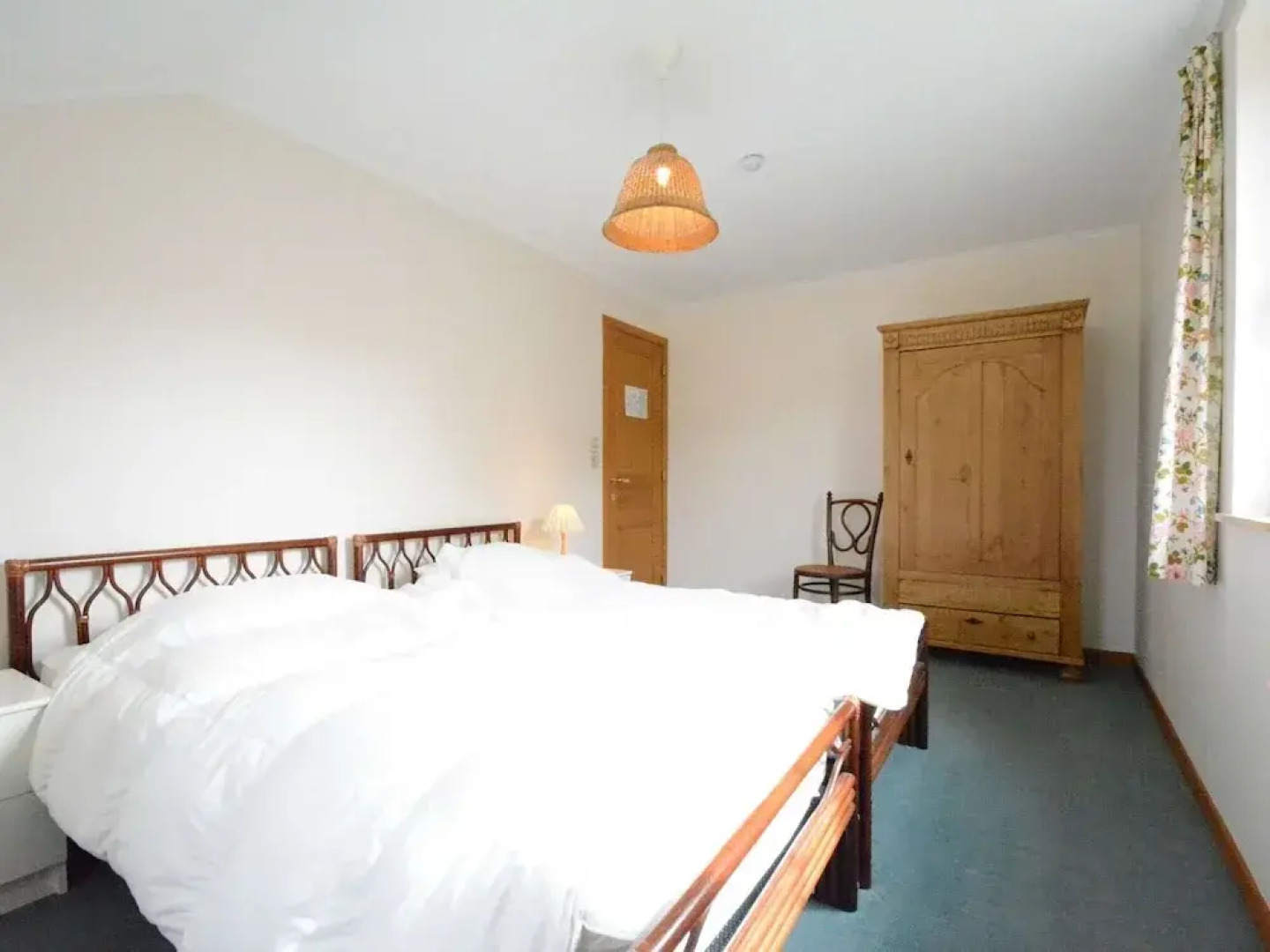 Spacious Villa Near Lesse