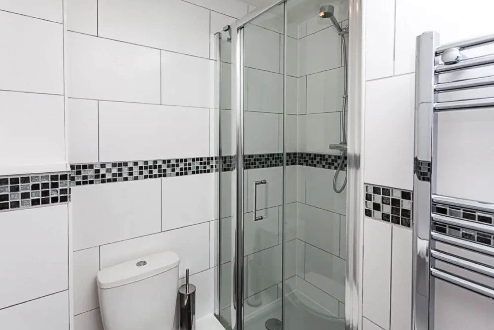 Gatwick Place- Spacious 4 Bedroomed House With Private Parking
